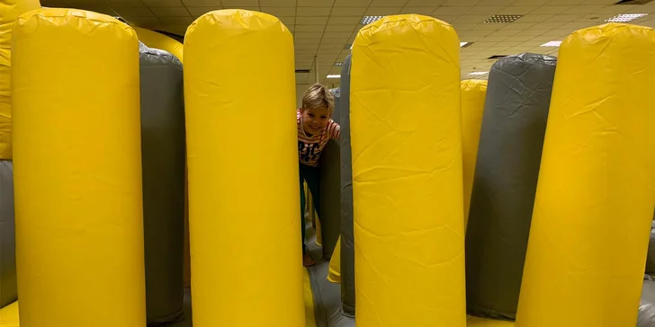Řádění v nafukovacím parku pro malé i velké: monster slide, překážkové dráhy a další atrakce
