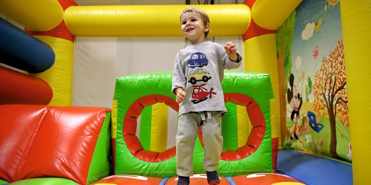 Řádění v nafukovacím parku pro malé i velké: monster slide, překážkové dráhy a další atrakce
