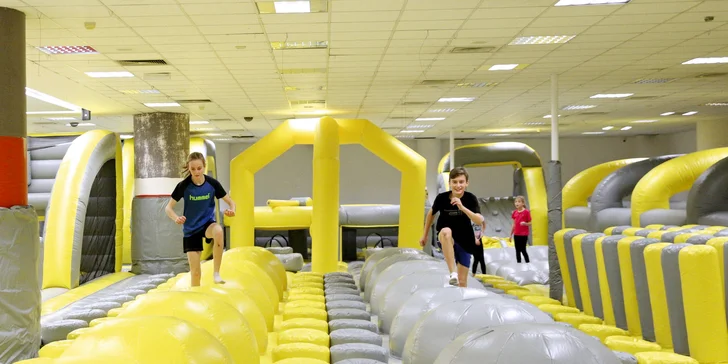 Řádění v nafukovacím parku pro malé i velké: monster slide, překážkové dráhy a další atrakce