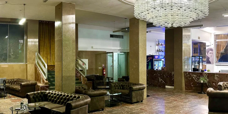 Dvě sklenky prosecca nebo celá lahev a olivy v Karma Lounge