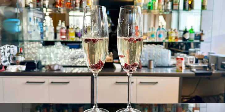 Dvě sklenky prosecca nebo celá lahev a olivy v Karma Lounge
