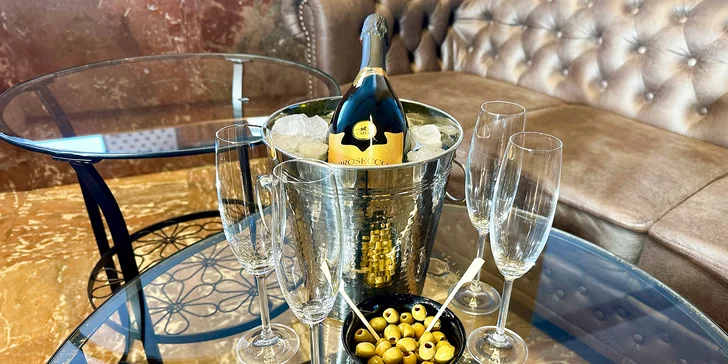 Dvě sklenky prosecca nebo celá lahev a olivy v Karma Lounge