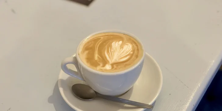 Otevřené vouchery do kavárny s dětskou hernou Press Cafe: káva i zákusky, 200-600 Kč