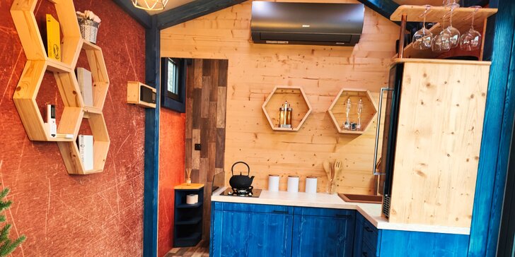 Tiny House Louis na Lipensku: skvělé vybavení včetně kuchyně a koupelny, překrásný výhled