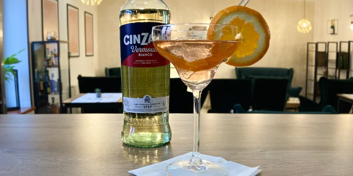 Láhev italského či francouzského vína a k tomu dobroty nebo šest míchaných drinků