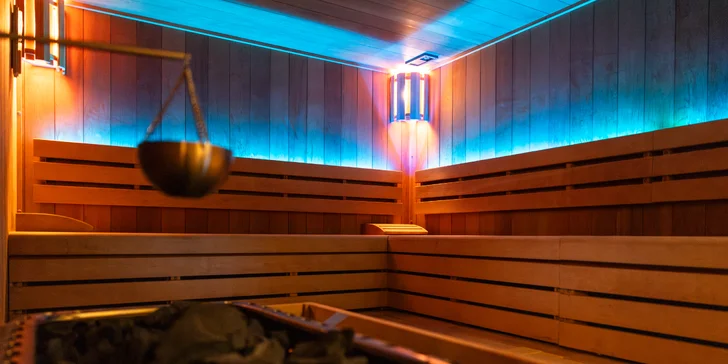 Privátní wellness na 90 minut pro 1-6 osob: sauna, vířivka a relax zóna i láhev sektu