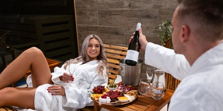 Privátní wellness na 90 minut pro 1-6 osob: sauna, vířivka a relax zóna i láhev sektu