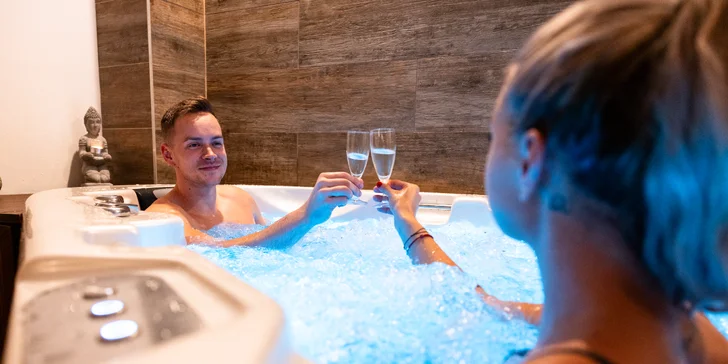 Privátní wellness na 90 minut pro 1-6 osob: sauna, vířivka a relax zóna i láhev sektu
