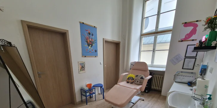 Píchnutí až 3 piercingů nebo náušnic s výběrem šperku v centru Brna