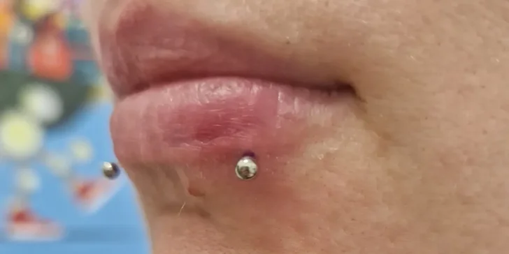 Píchnutí až 3 piercingů nebo náušnic s výběrem šperku v centru Brna
