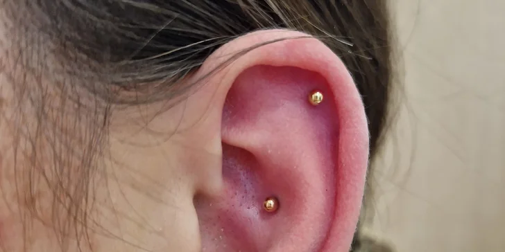 Píchnutí až 3 piercingů nebo náušnic s výběrem šperku v centru Brna
