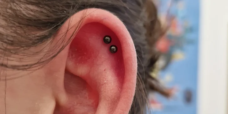 Píchnutí až 3 piercingů nebo náušnic s výběrem šperku v centru Brna