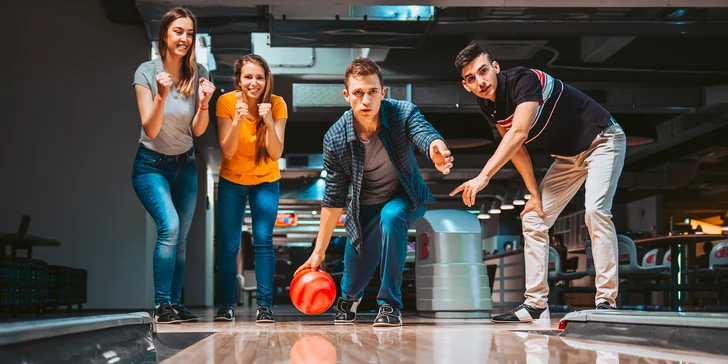 Bowlingové dráhy až pro 16 lidí na jednu hodinu i dvě pizzy nebo mix řízečků