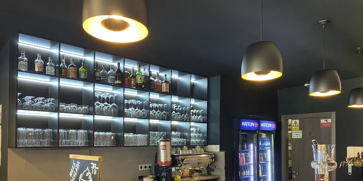 Dva klasické burgery nebo maxi burger až pro 3 osoby s hranolky a dipy