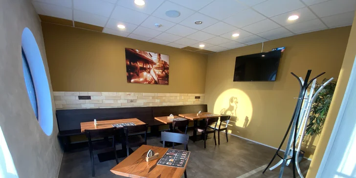 Dva klasické burgery nebo maxi burger až pro 3 osoby s hranolky a dipy