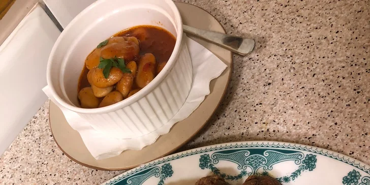 Talíř plný autentických řeckých specialit: olivy, feta sýr, kuřecí špízy ad.