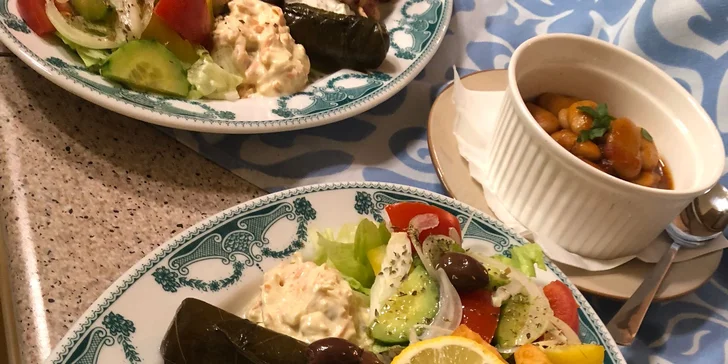 Talíř plný autentických řeckých specialit: olivy, feta sýr, kuřecí špízy ad.