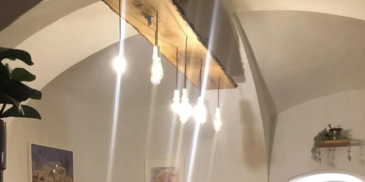 Talíř plný autentických řeckých specialit: olivy, feta sýr, kuřecí špízy ad.
