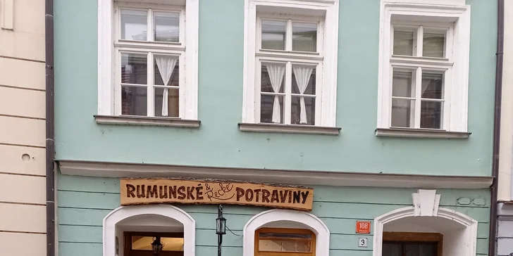Talíř plný autentických řeckých specialit: olivy, feta sýr, kuřecí špízy ad.