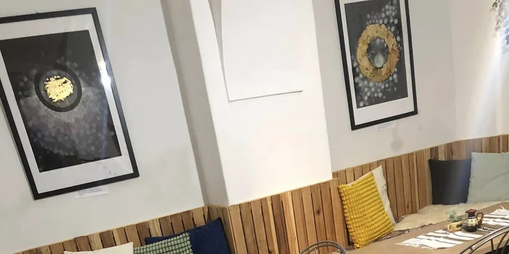 Talíř plný autentických řeckých specialit: olivy, feta sýr, kuřecí špízy ad.