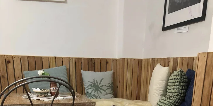 Talíř plný autentických řeckých specialit: olivy, feta sýr, kuřecí špízy ad.