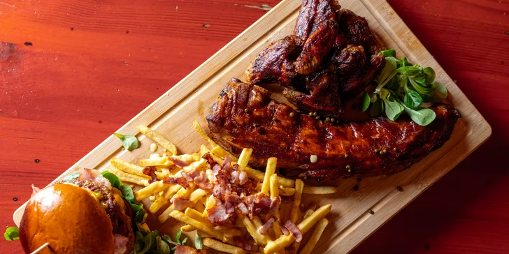 Prkno amerických dobrot: vepřová žebírka, kuřecí křídla, double burgery a hranolky