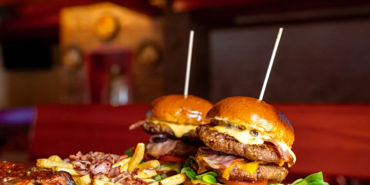 Prkno amerických dobrot: vepřová žebírka, kuřecí křídla, double burgery a hranolky