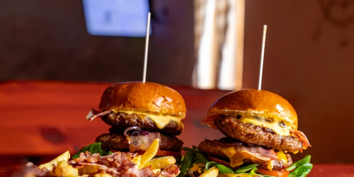 Prkno amerických dobrot: vepřová žebírka, kuřecí křídla, double burgery a hranolky