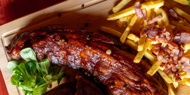 Prkno amerických dobrot: vepřová žebírka, kuřecí křídla, double burgery a hranolky