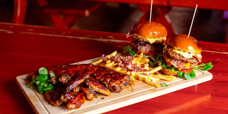 Prkno amerických dobrot: vepřová žebírka, kuřecí křídla, double burgery a hranolky