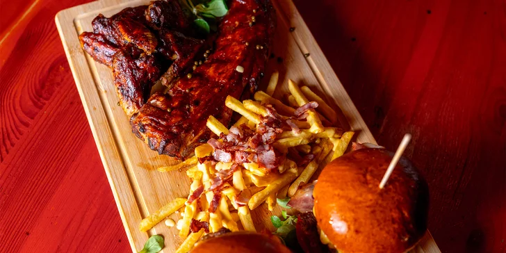 Prkno amerických dobrot: vepřová žebírka, kuřecí křídla, double burgery a hranolky