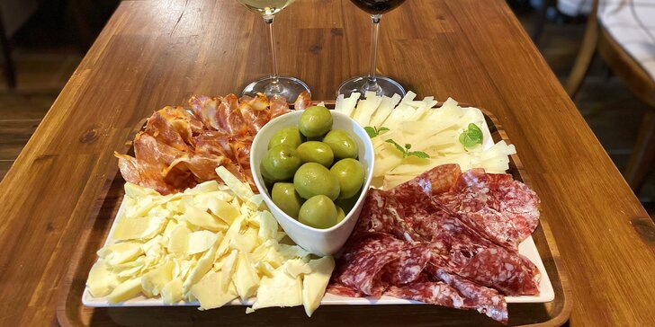 Tapas a víno v malé vinárně: 6 nebo 12 dcl, výběr sýrů, salámů i olivy pro 2 os.