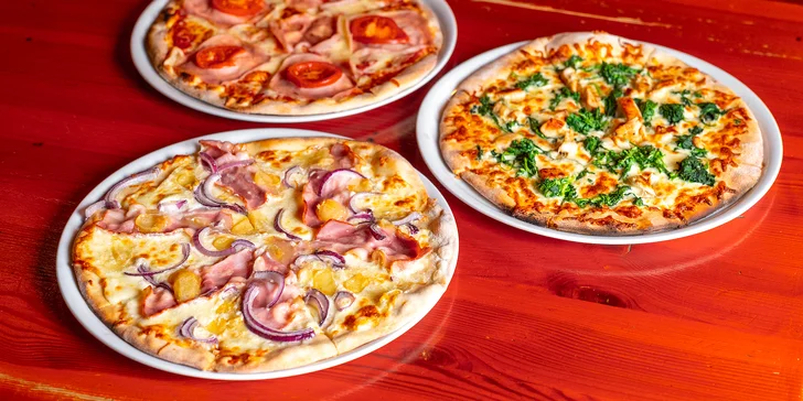 1 či 2 pizzy z pece upečené dokřupava: čtyři druhy salámů i sýrů, žampiony, špenát i Indie