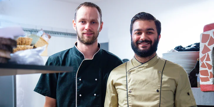 Čtyřchodové menu pro dva: paštika s brusinkami, hovězí vývar, kuřátko s nádivkou i věneček