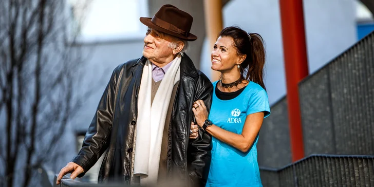 Stvořte zemi bez samoty: podpořte dobrovolníky ADRA, kteří tráví čas s osamělými seniory žijícími doma