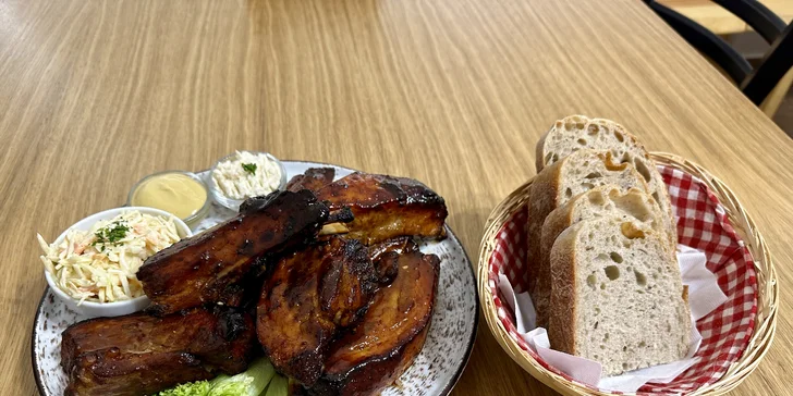 Vepřová žebra o váze 1 kg, chleba, hořčice, křen, zelenina a coleslaw