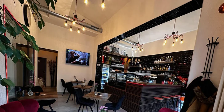 Cheesecake a espresso nebo čaj v kavárně na Vinohradech pro 1 i 2 osoby