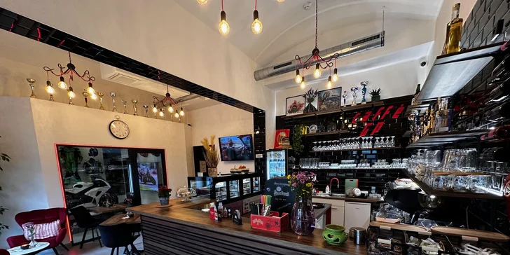 Cheesecake a espresso nebo čaj v kavárně na Vinohradech pro 1 i 2 osoby