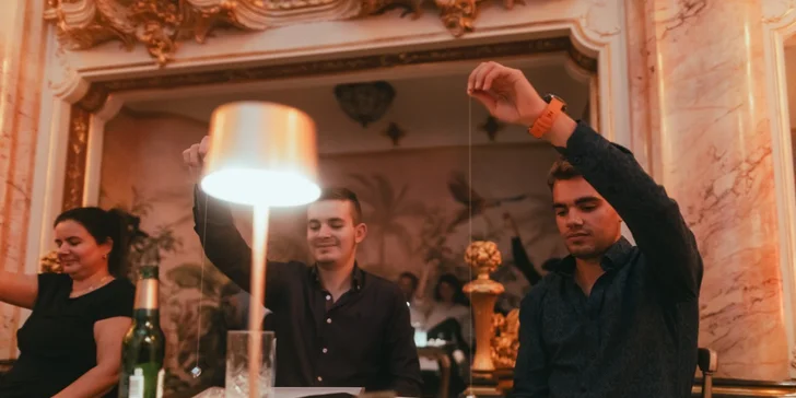 Kouzelnická show s T. Podzimkem v sále Boccaccio: čtení myšlenek, iluze s předměty, karetní magie aj.