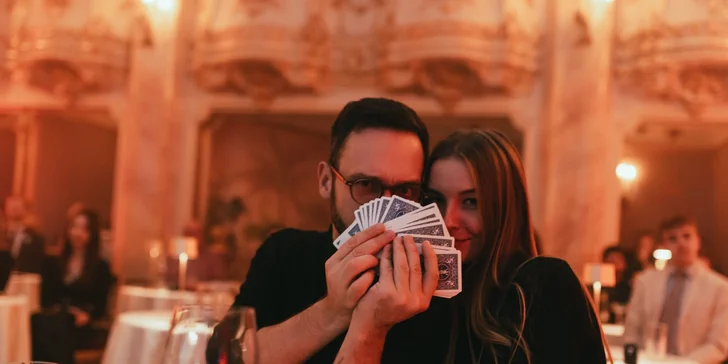 Kouzelnická show s T. Podzimkem v sále Boccaccio: čtení myšlenek, iluze s předměty, karetní magie aj.
