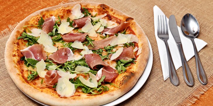 Pizza dle výběru v Nuslích pro 1–2 osoby: salami, quattro formaggi i carpaccio