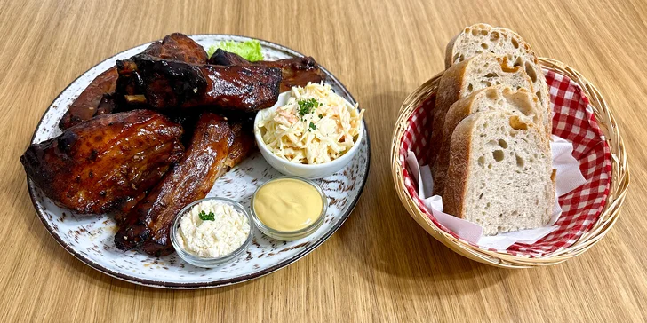 Vepřová žebra o váze 1 kg, chleba, hořčice, křen, zelenina a coleslaw