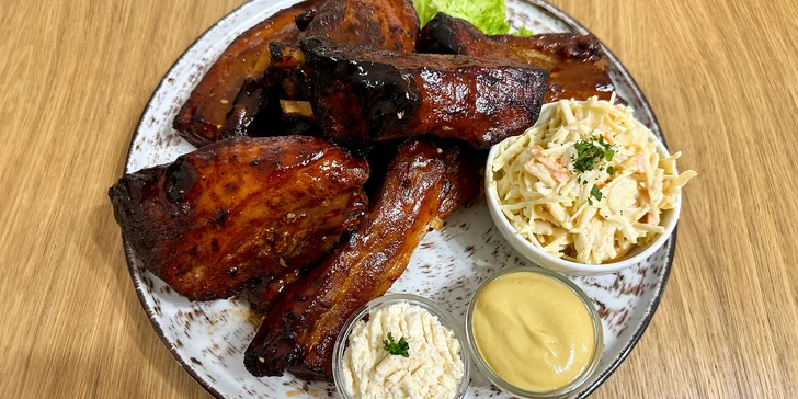 Vepřová žebra o váze 1 kg, chleba, hořčice, křen, zelenina a coleslaw