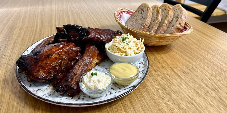 Vepřová žebra o váze 1 kg, chleba, hořčice, křen, zelenina a coleslaw
