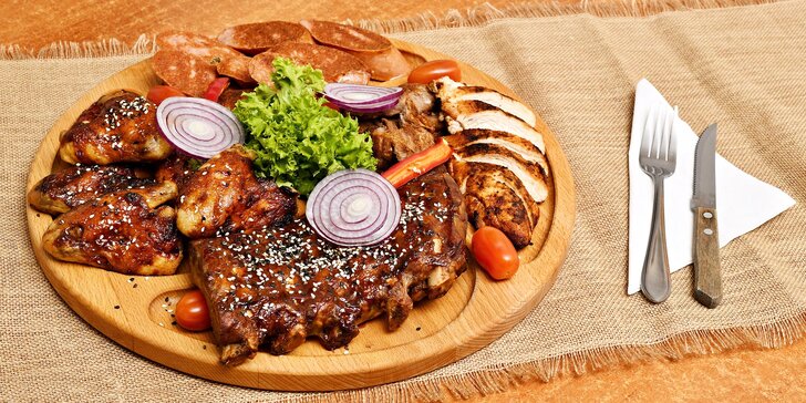 Pro milovníky masa: steaky, žebírka, křídla, klobásy i přílohy až pro 8 os.
