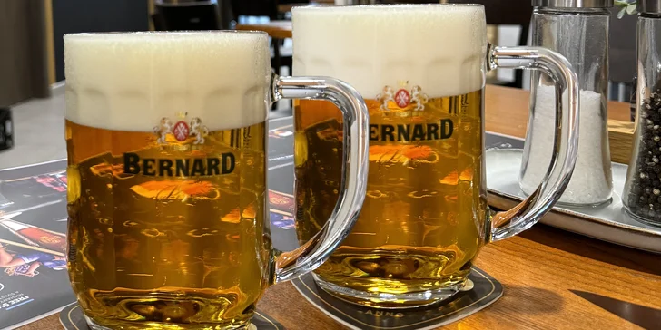 Dvě velká piva Bernard 11° v hradeckém sportovním areálu