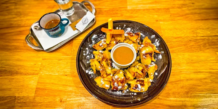 Kavárenská restaurace Le Consulat: císařský trhanec a káva nebo čaj pro 1 či 2 osoby