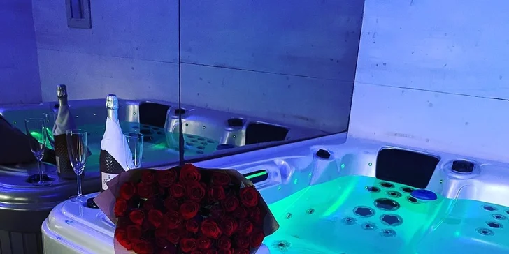 Privátní relax ve vířivce až pro 4 osoby s láhví prosecca nebo bez