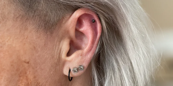 Píchnutí až 3 piercingů nebo náušnic s výběrem šperku v centru Brna