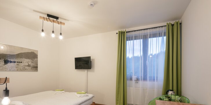 Aktivní odpočinek v moderním hotelu v Krkonoších: snídaně či polopenze, koloběžky i vstup do lanového parku
